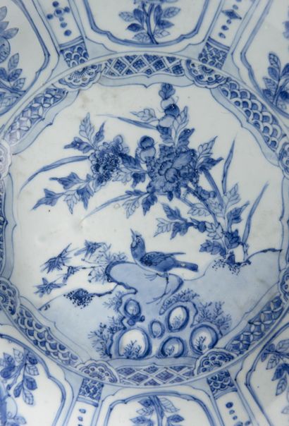 null CHINE, Kraak - Epoque WANLI (1572-1620).
Grande coupe polylobée en porcelaine...