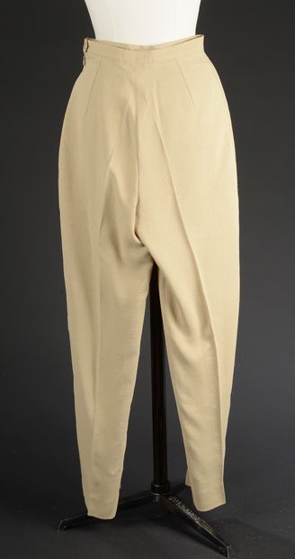 null IRENE VAN BRY - T. : 38
Pantalon en crèpe beige, taille haute, coupe droite...