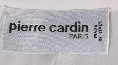 null PIERRE CARDIN - T. estimée : 38
Ensemble de quatre chemises : 
- une en soie...