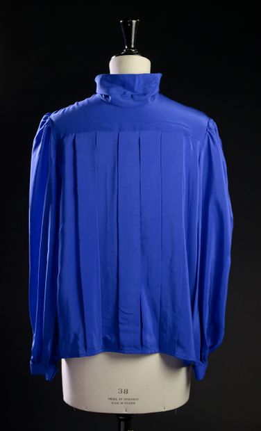 null CHEMISE - T. 40
Chemise en soie bleu, coupe droite, pinces au dos, fermée de...