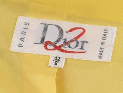 null DIOR 2 - T. : 42
Costume tailleur en laine jaune, composé de :
- une veste légèrement...