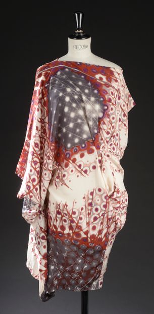 null GIAN FRANCO FERRE - S. : 42 (IT) equivalent 38 (FR)
Asymmetrical silk dress...