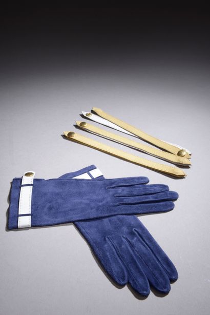 HERMÈS.
Paire de gants en daim et cuir bleu...