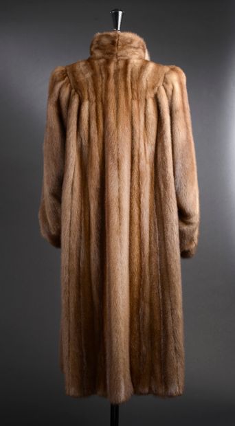 null E.P. COAT - Estimated size: 42
Long coat in light mink, high collar, slightly...