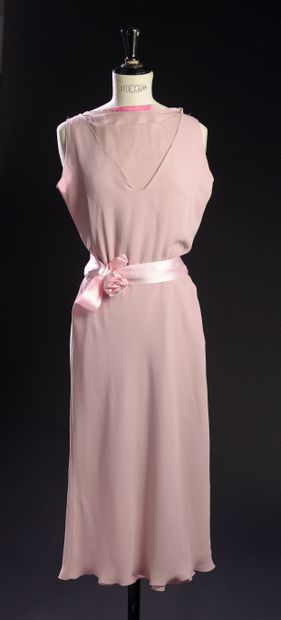 null UNGARO - S. 34
Pink silk crepe dress, sleeveless top lined with transparent...