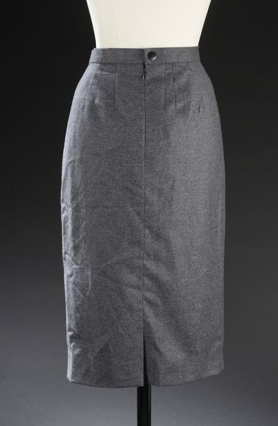 null IVOIRE DE BALMAIN - Estimated size: 34
Midi skirt in gray wool, closed with...