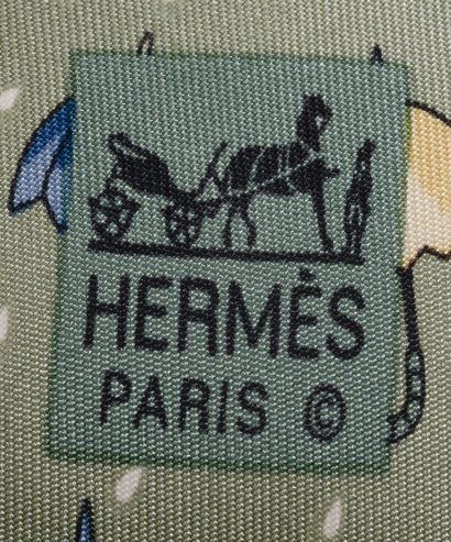 null HERMÈS.
Ensemble de quatre cravates en soie comprenant : 
- une à décor floral...