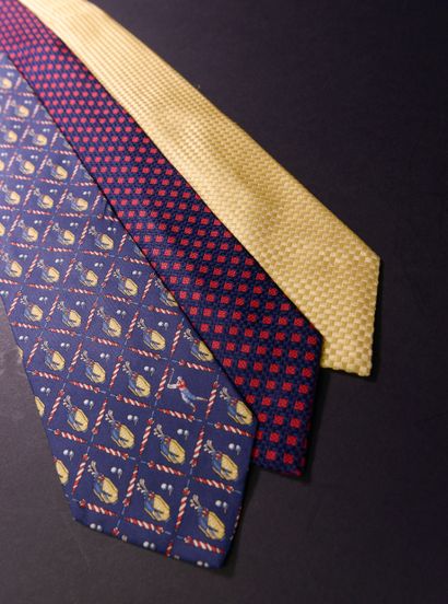 DUNHILL.
Trois cravates en soie, une dans...