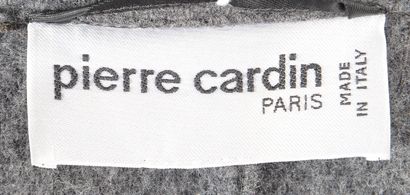 null PIERRE CARDIN - Estimated size: 38
Long jacket in light gray wool on one side...