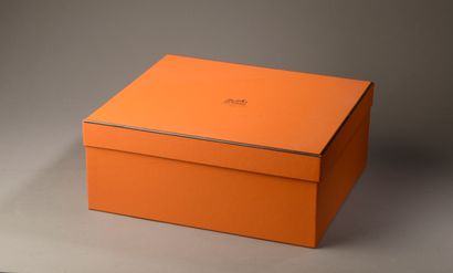 HERMÈS.
Boîte en carton orange.
Haut : 15,5...