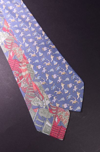 null HERMÈS.
Two silk ties in shades of blue, fuschia and green.
Width: 8 and 9 cm

Good...