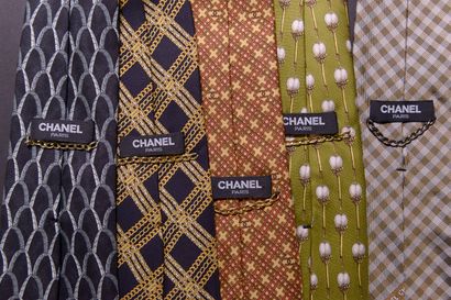 null CHANEL.
Ensemble de cinq cravates en soie dans les tons neutres de vert, gris,...