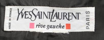 null YVES SAINT LAURENT Rive Gauche - T. estimée : 38
Veste en laine noire, la coupe...