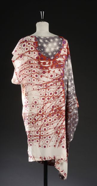 null GIAN FRANCO FERRE - S. : 42 (IT) equivalent 38 (FR)
Asymmetrical silk dress...