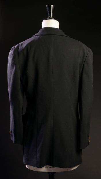 null KRIZIA - T. : 40
Black wool jacket, fitted silhouette, two front pockets, cross-over...