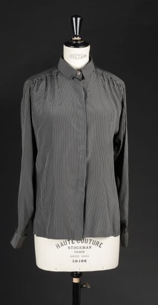 null RIGGANE - T. : 1
Chemise en soie grise à rayures noires, coupe droite, fermée...