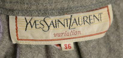 null YVES SAINT LAURENT Variation - T. : 36
Jupe longue en laine grise, à silhouette...