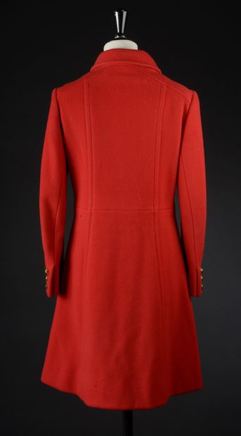 null LEMPEREUR - T. : 38
Manteau en laine épaisse rouge, la silhouette cintrée notamment...