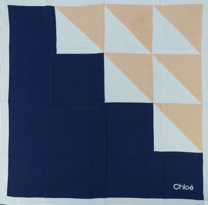 null CHLOÉ.
Silk square in shades of navy blue and cream.
Size : 90 x 90 cm

Good...