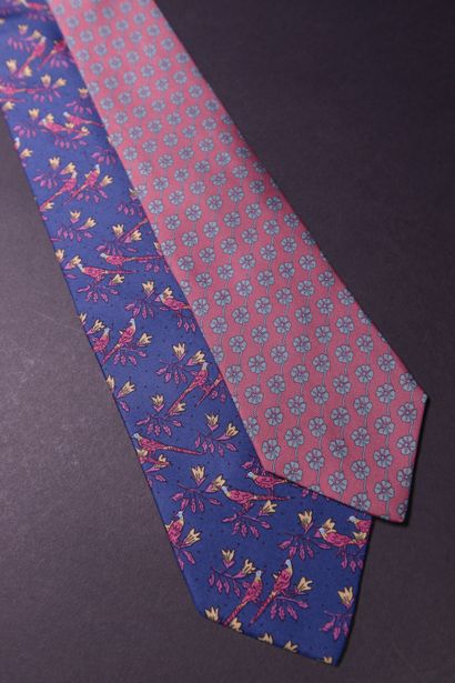 null HERMÈS.
Deux cravates en soie dans les tons de bleu et de rose.
Larg. : 8 cm

Bon...