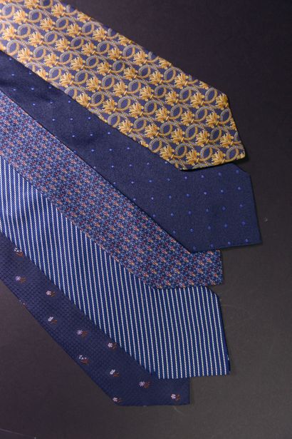 ST DUPONT.
Five ties in shades of blue.
Width...