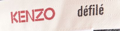null KENZO - T. : unique
Poncho asymétrique en laine gris foncé, les bordures soulignées...