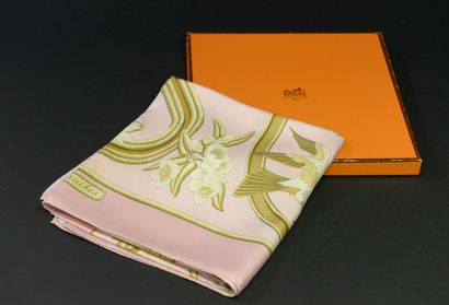 null HERMÈS "Caraïbes".
Silk square in shades of gold, cream and pink. 
Accompanied...