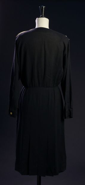 null GUY LAROCHE - T. : 34
Robe en crèpe noire, épaulettes, silhouette fluide cintrée...