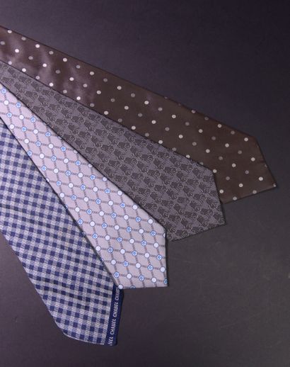 null CHANEL.
Ensemble de trois cravates en soie dans les tons de bleu et de gris.
Larg....