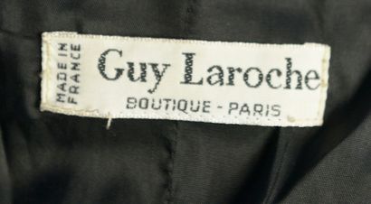 null GUY LAROCHE Boutique - T. estimée : 34
Robe smocking en tissu noir, silhouette...