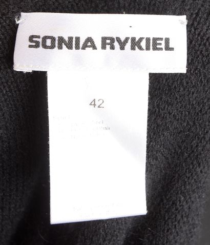 null SONIA RYKIEL - T. : 42
Robe en laine et mohair mélangés noire, coupe légèrement...