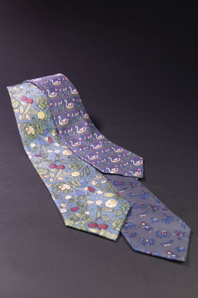 null HERMÈS.
Ensemble de trois cravates dans les tons de bleu. 
Larg. : 8 à 9 cm

Très...