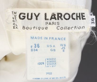 null GUY LAROCHE Boutique - T. : 36
Veste en lin ivoire, silhouette cintrée et mi-longue,...