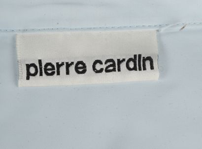 null PIERRE CARDIN - T. estimée : 38
Ensemble de quatre chemises : 
- une en soie...