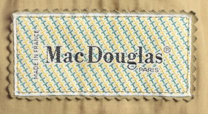 null MAC DOUGLAS - T. : 42
Manteau long en daim beige, fermé de boutons nacrés et...