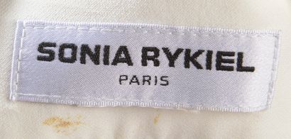 null SONIA RYKIEL - T. : 40
Costume tailleur en crêpe de soie blanc cassé composé...