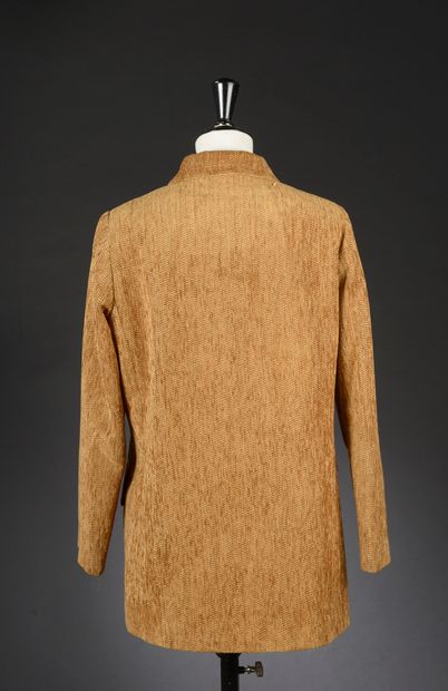 null PIERRE CARDIN Creation - Estimated size: 38 
Mid-length jacket in tan velvet,...