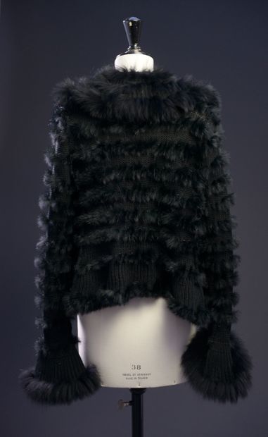 null FUR JACKET - Estimated size: 36
Jacket in large knit and rabbit fur, ruffled...