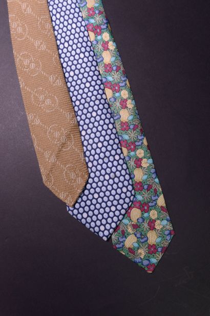 HERMÈS.
Deux cravates en soie, une dans les...