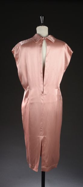 null GIAN FRANCO FERRE - T. : 44 (IT) équivalent 40 (FR)
Robe en soie rose, la silhouette...