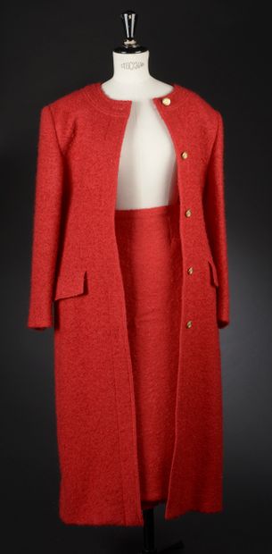 null GUY LAROCHE Boutique - S. : 44
Suit composed of a long jacket and a skirt in...