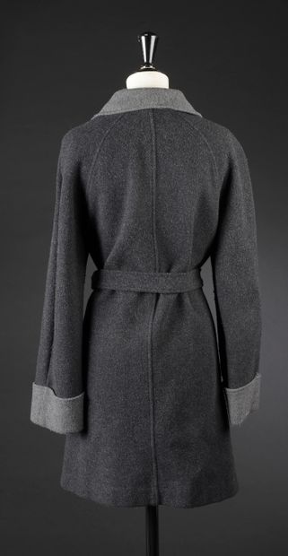null PIERRE CARDIN - Estimated size: 38
Long jacket in light gray wool on one side...