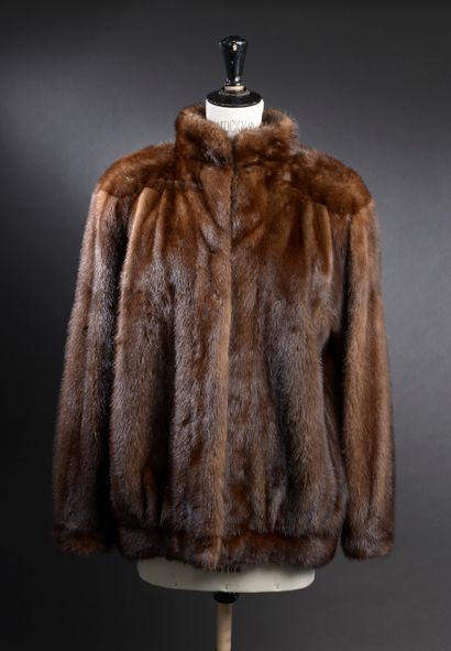 null Mink jacket - Estimated size: 40
Brown mink jacket, high collar, darts and slightly...