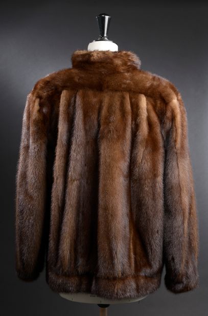null Mink jacket - Estimated size: 40
Brown mink jacket, high collar, darts and slightly...