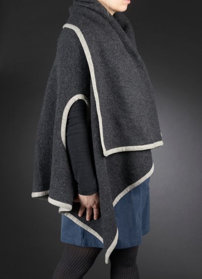 null KENZO - S. : unique
Asymmetrical poncho in dark gray wool, the borders highlighted...