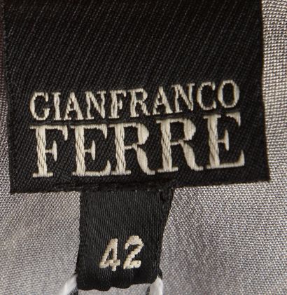 null GIAN FRANCO FERRE - T. : 42 (IT) équivalent 38 (FR)
Robe asymétrique en soie...