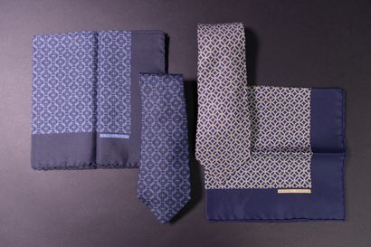 null HERMÈS.
Deux cravates accompagnées chacune de leur pochette assortie dans les...