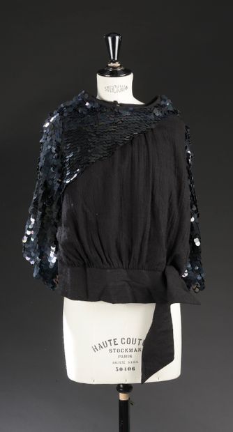 null TOUCH LUX - T. : 2
Top en laine fine noire, le col et les manches larges brodés...