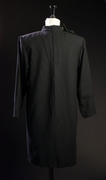 null NINA RICCI - T. : 38
Robe en laine noire, la silhouette droite, avec épaulettes,...