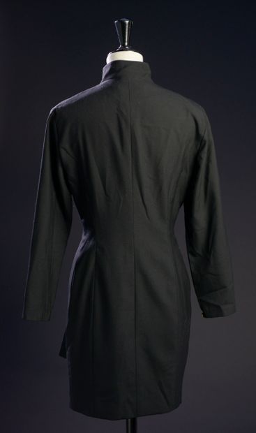 null GUY LAROCHE Boutique - T. estimée : 34
Robe smocking en tissu noir, silhouette...
